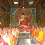 Budda und der blaue Mönch (rechts vorne)